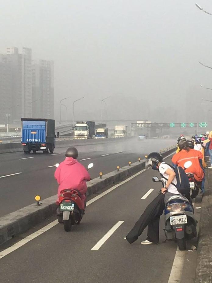 晴雨一線之隔　機車騎士害怕不敢過去
