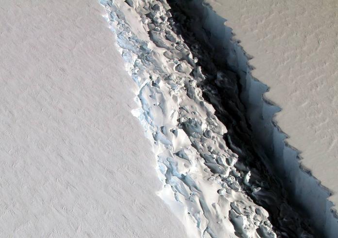 今年初由衛星拍下，即將脫離拉森C冰架（Larsen C Ice Shelf）的冰山。（圖／翻攝自NASA）