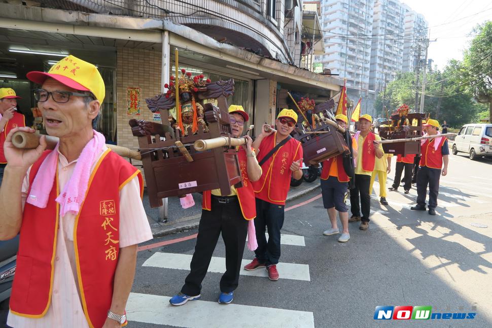 六堵代天府五府千歲出巡特色之一，就是列位尊神坐上輦轎，先由人力扛轎出發遊街，再坐車繞境基隆市區。（圖／記者林忠勳攝 , 2017.7.11）