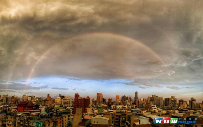 難得一見的雙道彩虹也在雨後再度出現。（圖／記者陳佩琪攝 , 2017.07.12）