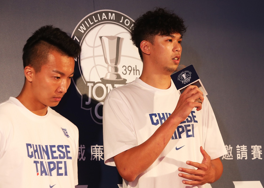 溫立煌（右）終於如願穿上國手戰袍。（圖／展逸國際行銷提供）