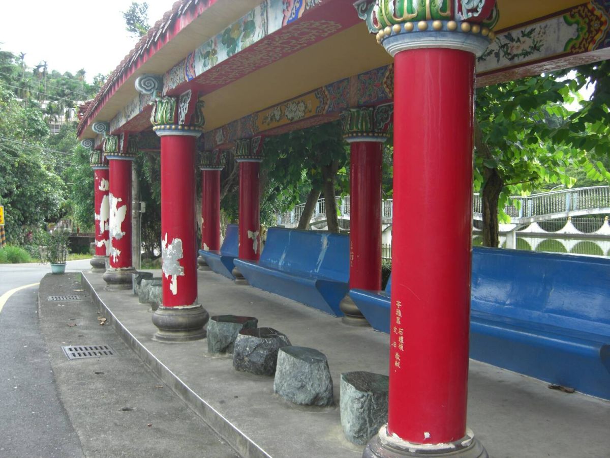 酒友在古坑鄉荷苞村地母廟旁涼亭喝酒生波扯出一百元強盜案。（圖／記者簡勇鵬翻攝，2017.07.12）