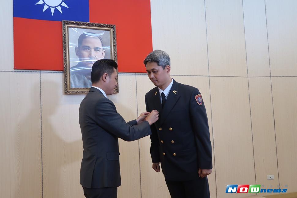 林智堅赴消防局授階，肯定副局長陳家慶救災打火貢獻。（圖／記者陳志偉攝，2017.07.12）