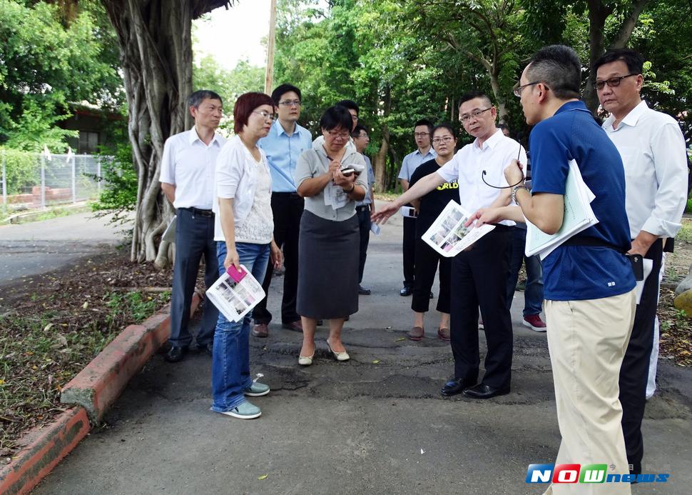 國立員林農工因校門口遇雨則淹，校園道路殘破不堪，立委陳素月邀請教育部國教署長邱乾國到學校會勘，希望挹注經費改善校園排水、人車使用道路及停車場空間等問題。（圖／記者陳雅芳攝，2017.7.12）