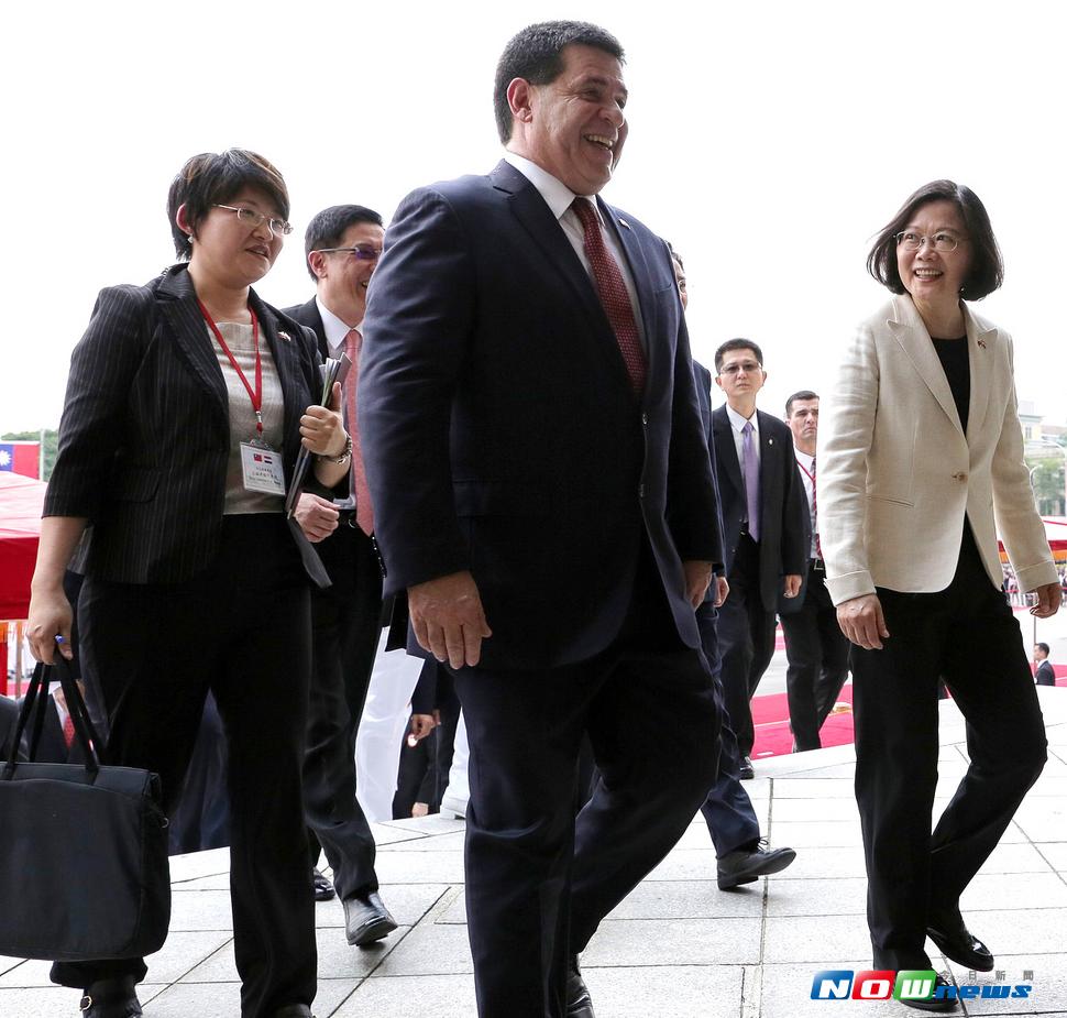 外交部傳譯王秀娟（左一）因在歡迎巴拉圭總統卡提斯的軍禮上，未翻譯出「蔣介石」等字句，遭到網友起底。（圖／總統府提供 , 2017.07.12）