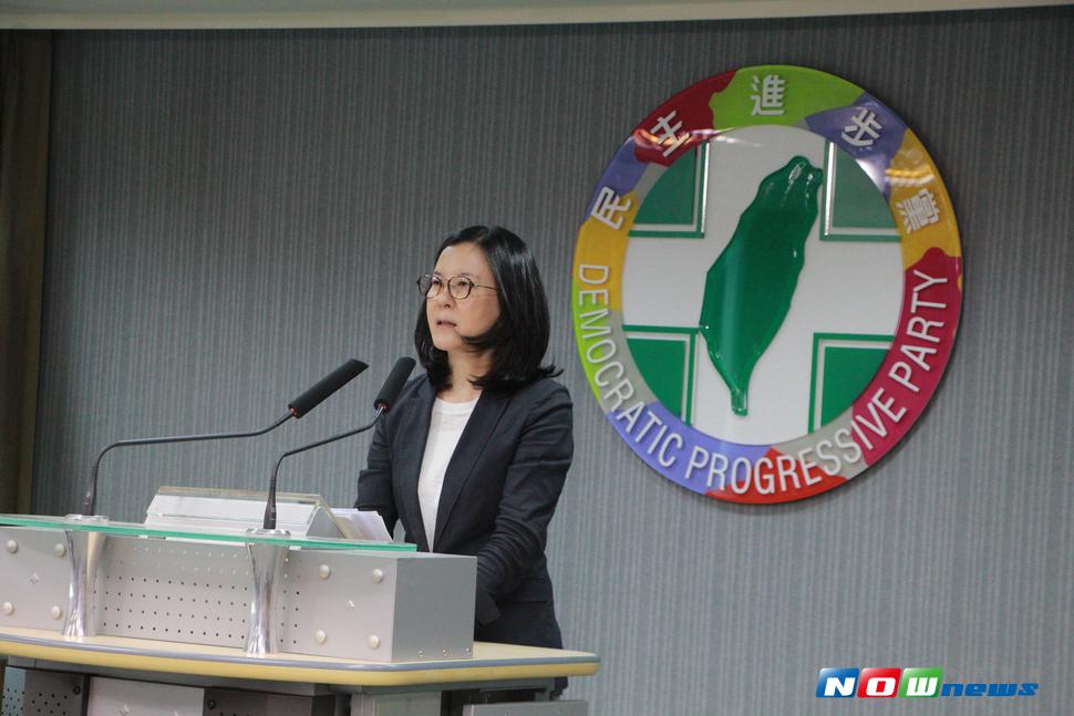 民進黨發言人邱莉莉轉述總統蔡英文，對「多元垃圾處理方案」之裁示。（圖／呂晏慈攝 , 2017.07.12）