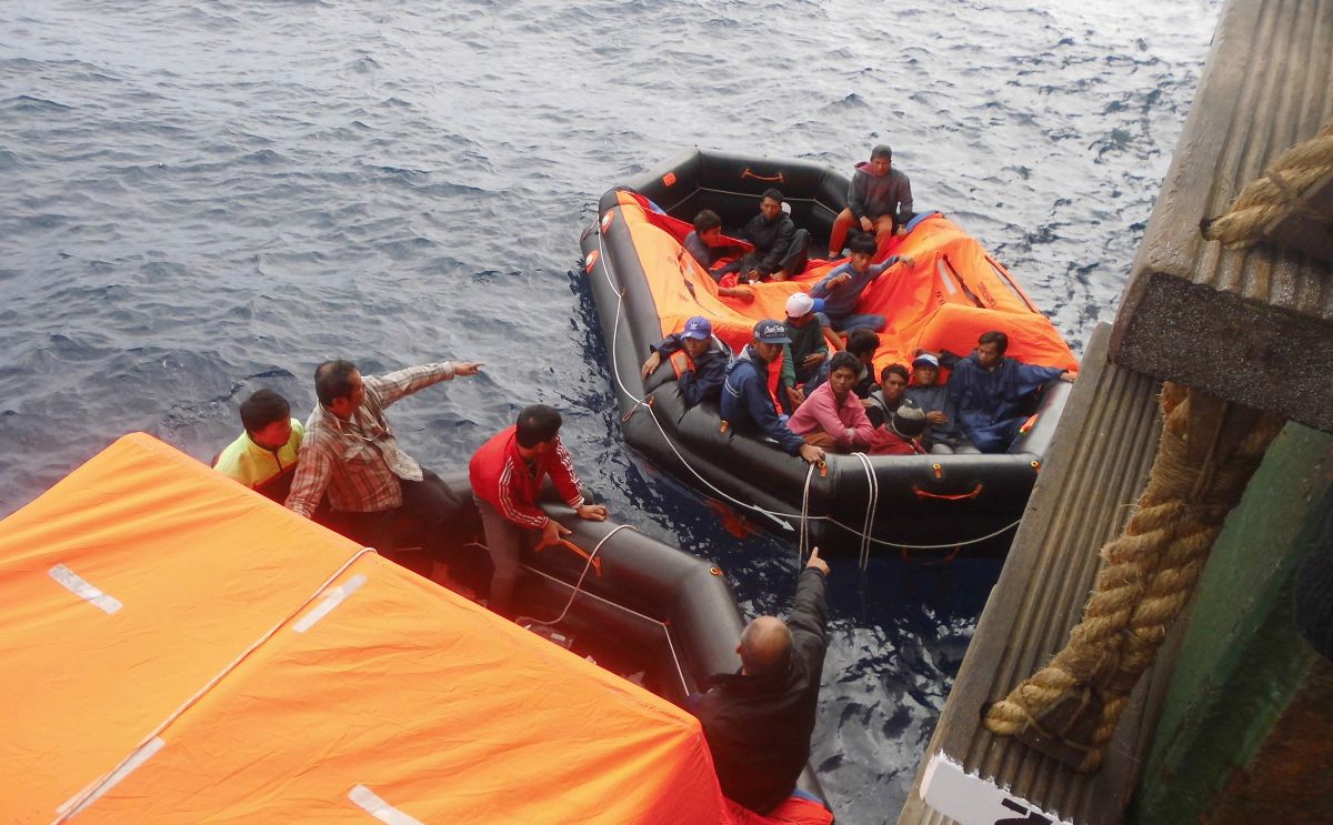 ▲祥福六號漁船船員在長帝輪團隊的全力救援之下，脫離海上漂流的險境，圖為船員準備從救生艇登上長帝輪。（圖／長榮海運提供）