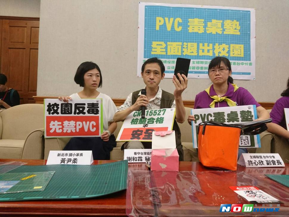 ▲謝和霖\\(圖中間\\)認為，環保署一面高喊垃圾零廢棄，卻一方面支持地方新建焚化爐製造汙染，十分不負責任。（圖／記者邱紀維攝 , 2017.06.28）