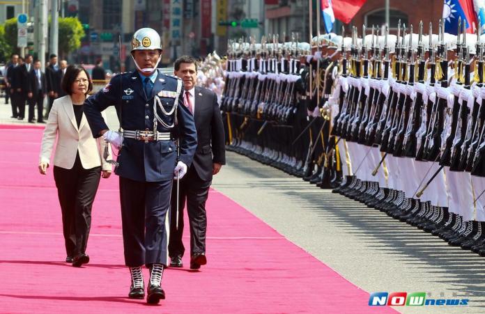 紀念雙方建交一甲子，總統蔡英文用軍禮歡迎巴拉圭共和國卡提斯總統。（圖／記者葉政勳攝 , 2017.07.12）