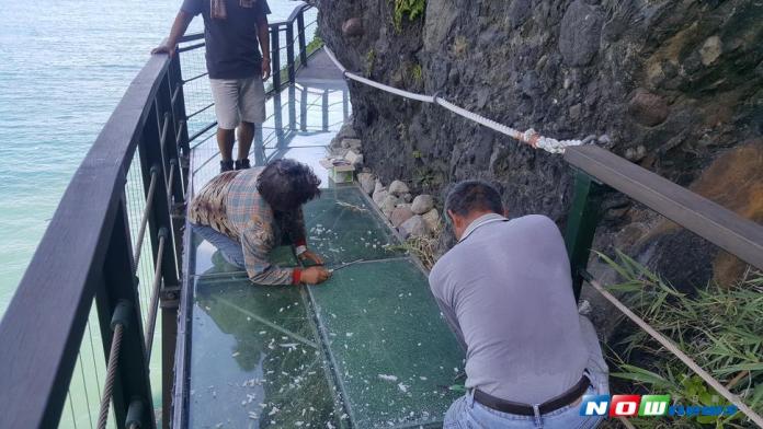 才開放12天的天空步道遭到人為蓄意破壞，鄉公所緊急請廠商前來修護（圖／民眾提供,2017.07.12）