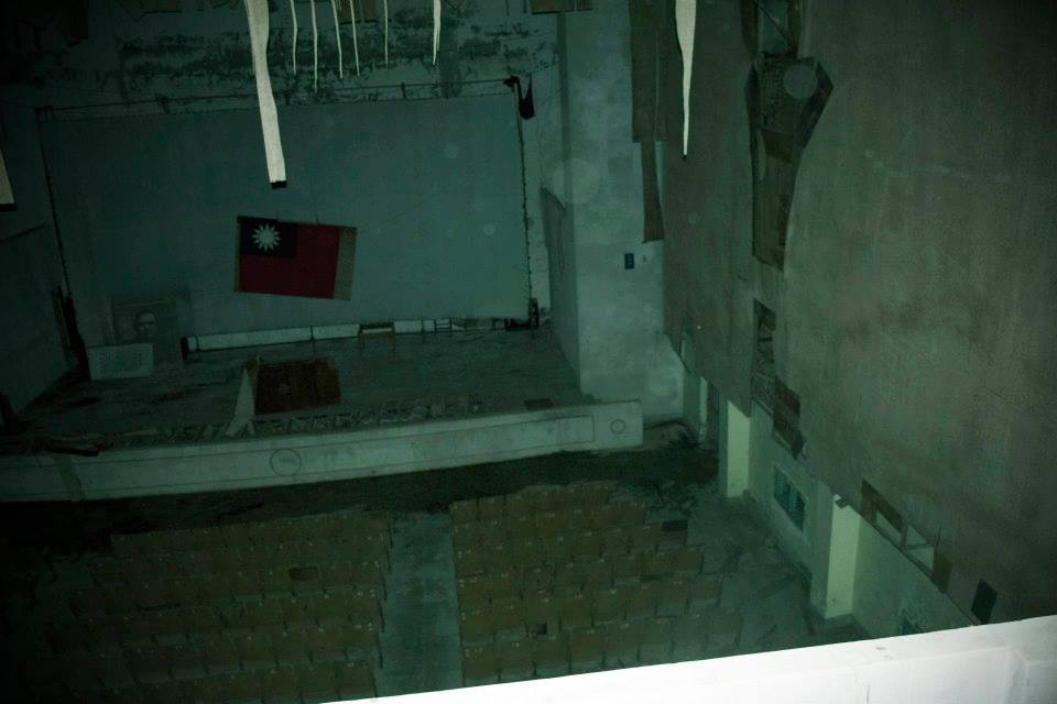 室內近千個木製座椅仍在，但戲院早已物事人非。（圖／翻攝自臉書社團「鬼故事夜遊團」）