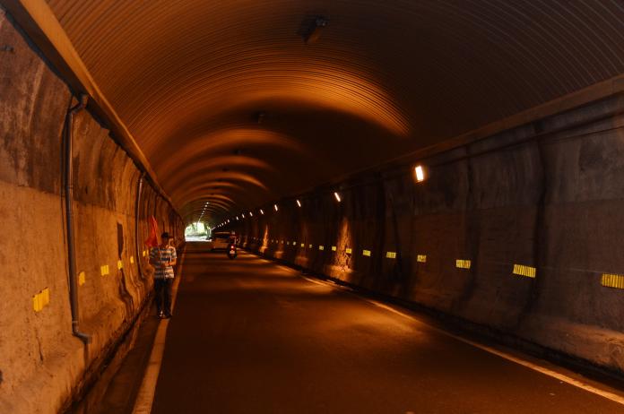 南投縣政府進行集集隧道照明改善工程，在隧道內裝設31盞高壓鈉氣燈，6日完工。（圖／南投縣政府提供）