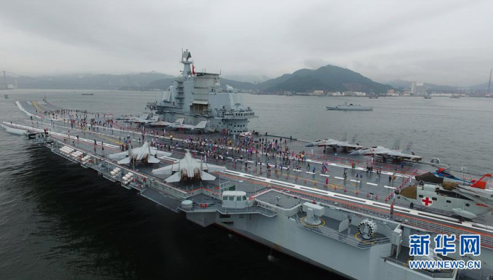 大陸遼寧號航空母艦首度訪問香港，開放民眾參觀期間吸引人潮。（圖／翻攝自新華網）