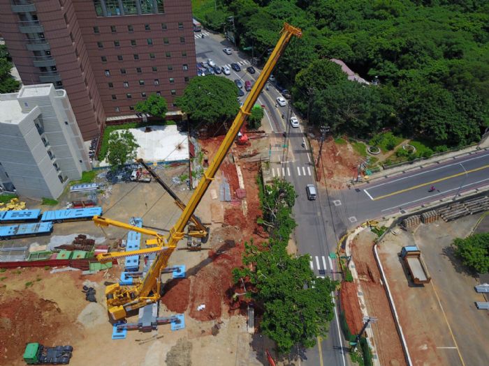 桃園市政府進行「中山東路三段\\(230巷至龍文街口\\)道路拓寬改善工程」，以全樹型移植法移植大榕樹，保護大樹不受傷害。（圖／桃園市新工處提供 , 2017.07.11）