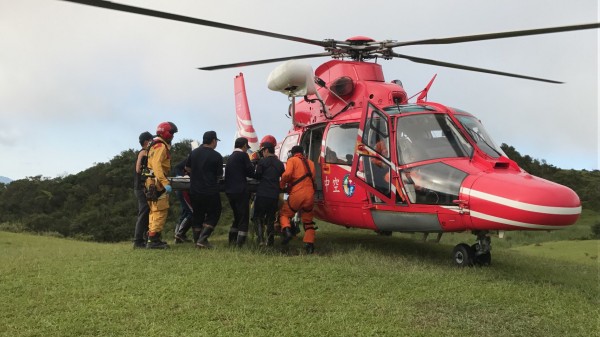 救難隊將遺體運出山谷後，由直升機送往山下頭城烏石港附近醫院。（圖／社會中心翻攝）