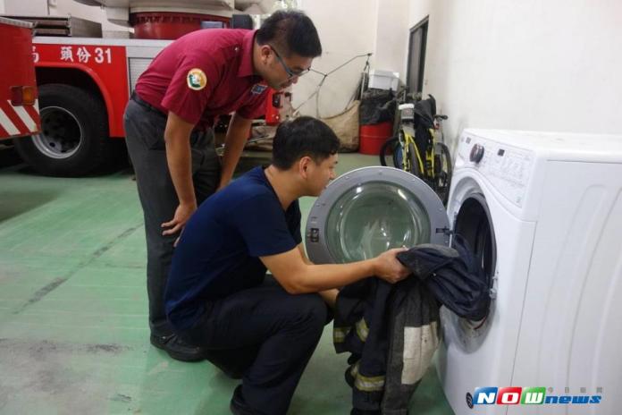 消防衣專用的洗衣機就在苗栗頭份分隊，清洗消防衣需遵守NFPA-1851守則，專業洗衣機清洗後，打火弟兄穿上乾淨消防衣，使命必達。（圖／苗栗縣消防局提供，2017.7.11）
