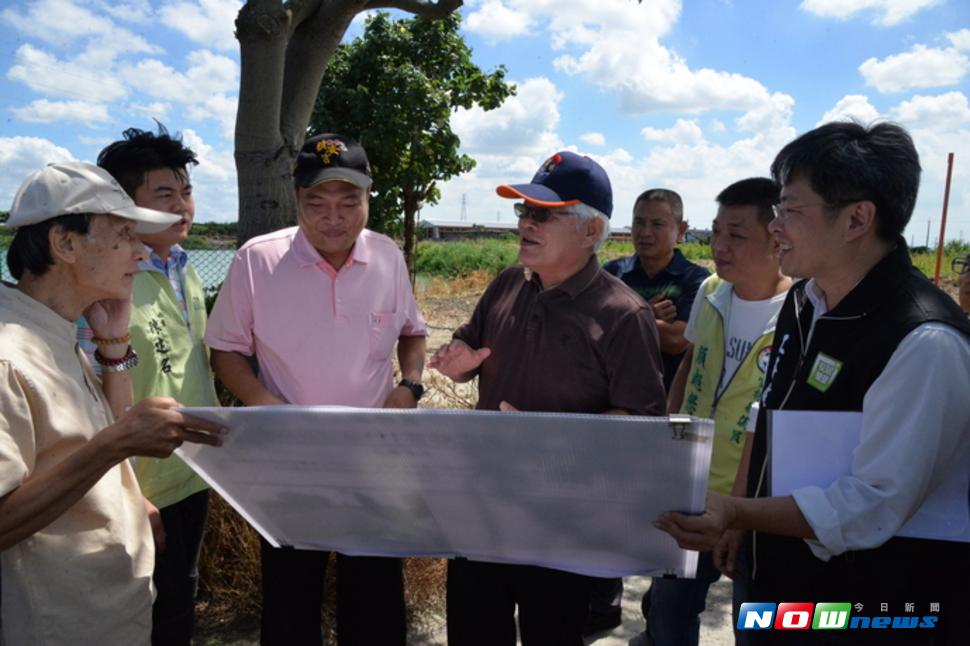 土庫新庄里民拿淹水照片向縣長陳情。（圖／記者洪佳伶翻攝 , 2017.07.11）