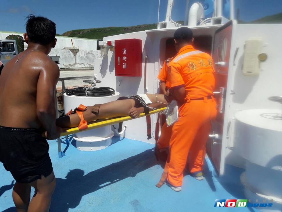 由澎湖消防局救護車載往署立澎湖醫院。（圖／海巡隊提供 , 2017.07 11）