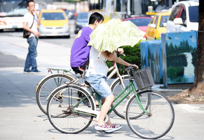 全台高溫悶熱　台北明日上看 36 度
