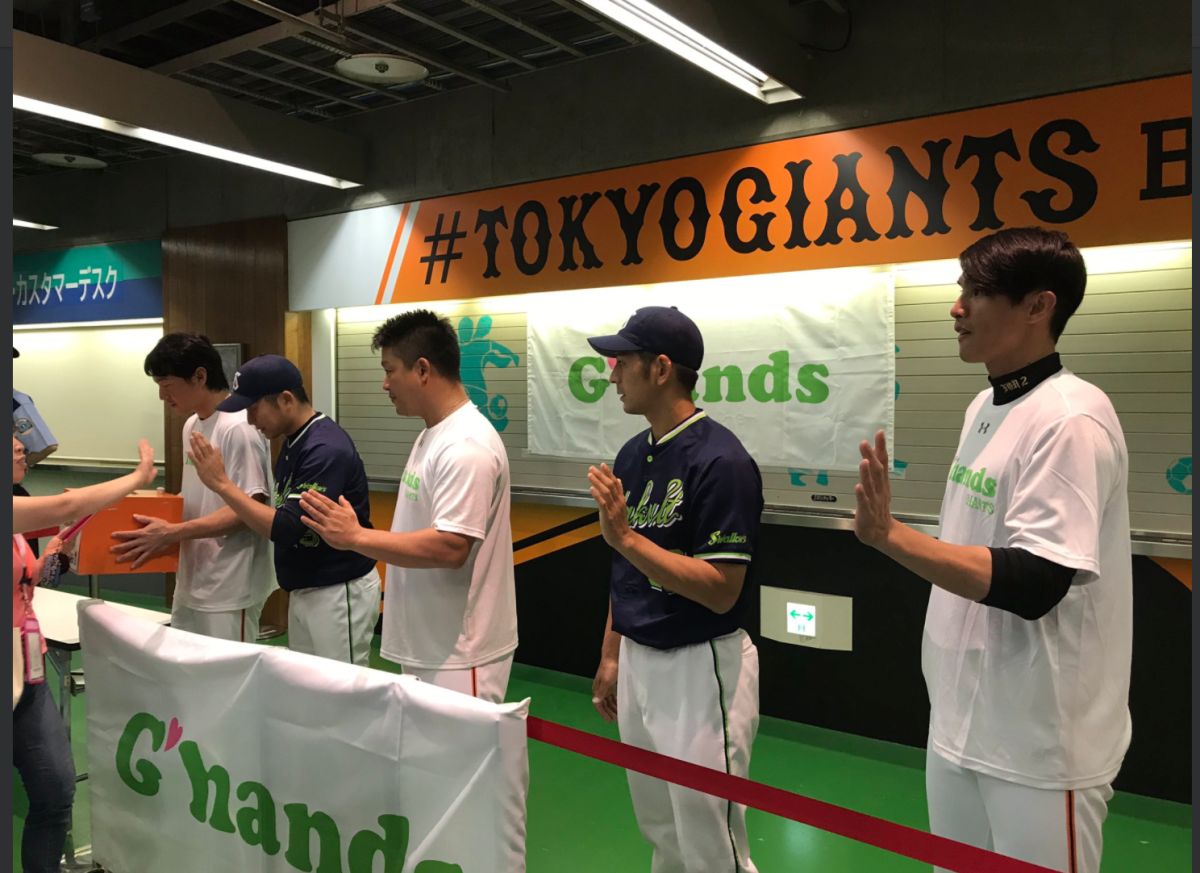 陽岱鋼（右）參加募款活動。（圖／取自日本體育）