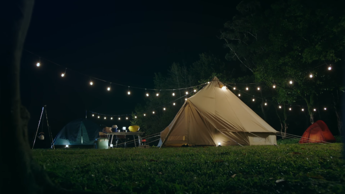 ▲露營活動能享受大自然的多種美景，在白天、黑夜裡各有值得探索之處，使得露營成為許多人假日愛好的戶外活動之一。（圖／翻攝自youtube）