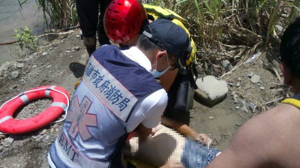 美濃黃蝶翠谷11日發生溺水意外，一名16歲少年當場沒有生命跡象，送醫急救後仍宣告不治。（圖／社會中心翻攝）