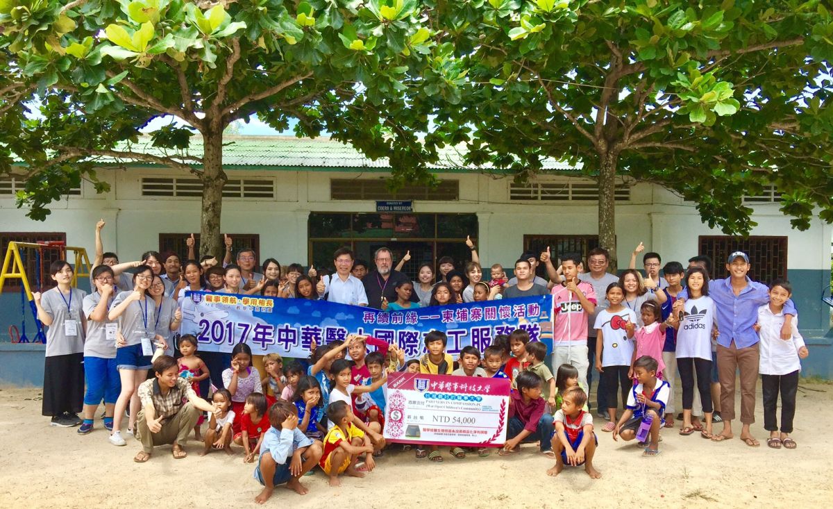 中華醫大國際志工隊師生共21人送愛到柬埔寨。（圖／中華醫大提供，2017.07.11）