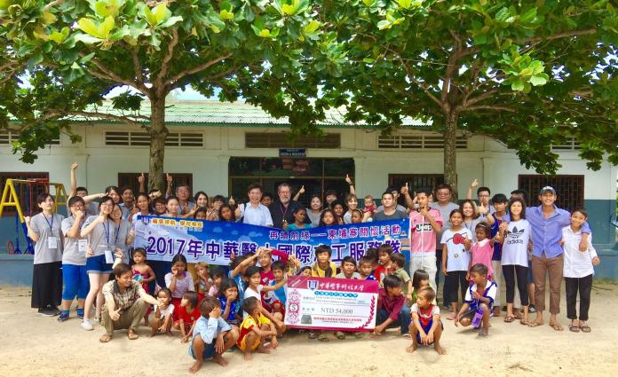 中華醫大國際志工隊師生共21人送愛到柬埔寨。（圖／中華醫大提供，2017.07.11）