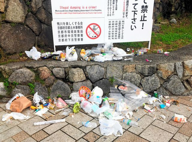 日本京都鴨穿自去年開始面臨嚴重垃圾問題。（圖／翻攝自朝日新聞）