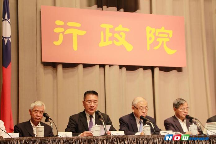 行政院今拍板通過前瞻基礎建設第1期預算案，行政院發言人徐國勇（中）轉述行政院長林全裁示。（圖／呂晏慈攝 , 2017.07.11）