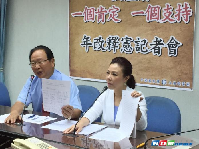將上任的國民黨團首席副書記長李彥秀指出，國民黨版本和親民黨釋憲的方向並沒有衝突，藍營也希望將公教人員同樣納入釋憲範圍；並且透過大法官釋憲，讓公教人員解除相關疑慮，同樣是減少社會對立的另一種方法。（圖／記者邱書昱攝 , 2017.7.11）