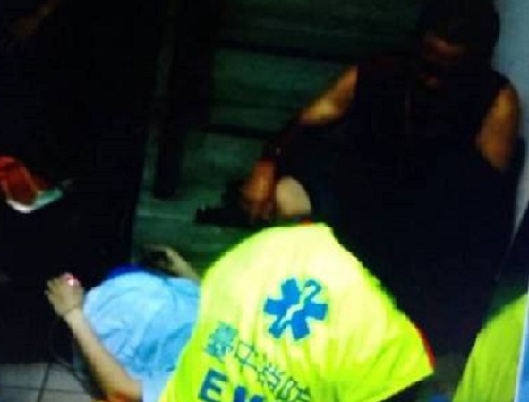 陳男將妻子勒到身體癱軟無意識，警消人員在樓梯間搶救麥女。（圖／社會中心翻攝）