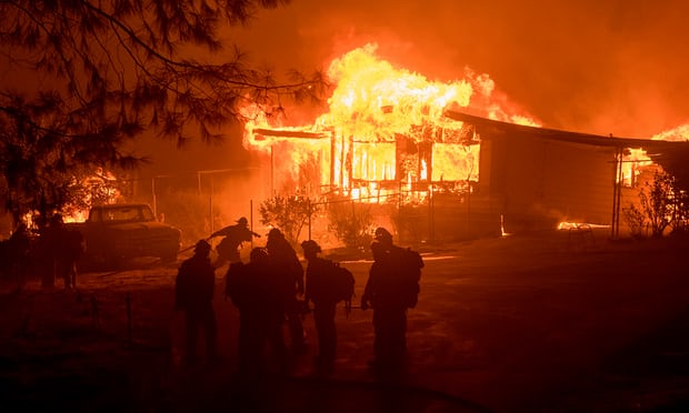 加拿大不列顛哥倫比亞省正遭遇罕見森林大火，該省已有超過1.4萬人被疏散。（圖／翻攝自衛報）