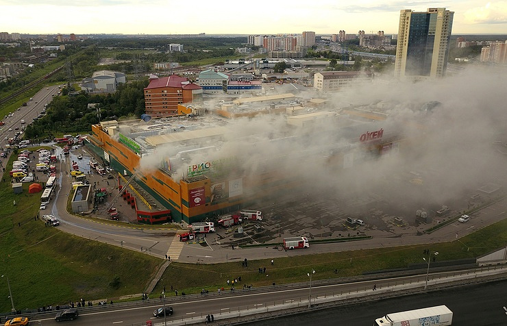 俄羅斯莫斯科1家購物中心在當地時間10日發生大火，當局出動超過200名消防隊員和60部消防車滅火。（圖／翻攝自塔斯社）