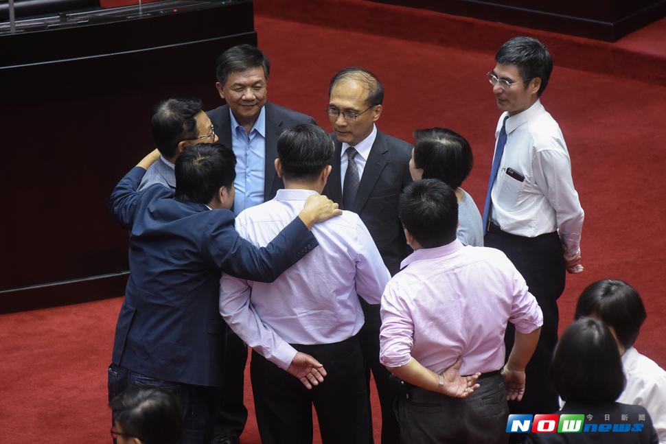 前瞻條例三讀，行政院長林全至立法院向立委們致意。（圖／記者陳明安攝，2017.07.05）