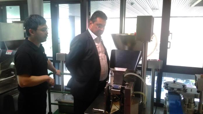 圖說，安口食品機械的總經理歐陽志成，為巴拉圭經濟部長雷伊德介紹品機器製造的相關流程。（圖／新北市政府經濟發展局提供）