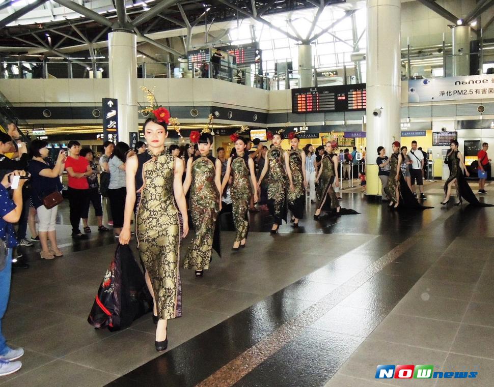 光華高中流行服飾科在校生和畢業生共20餘人快閃高鐵台南站。（圖／高鐵台南站提供，2017.07.10）