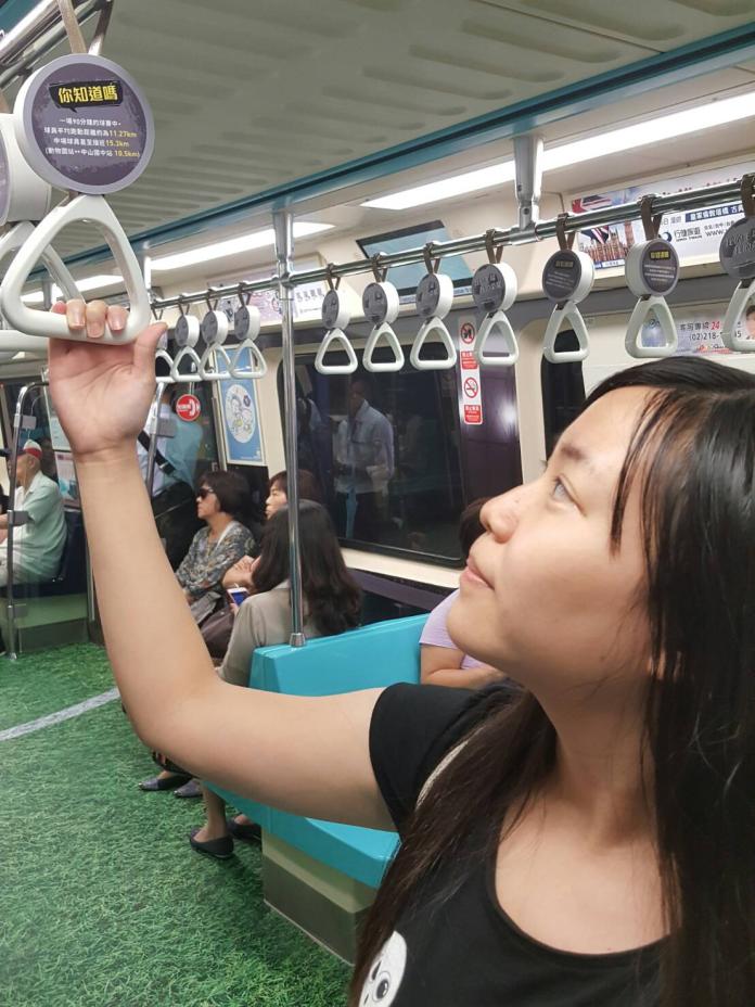 台北市觀傳局為了讓民眾擁有更好的觀賽體驗，在世大運彩繪列車上的把手放置世大運運動項目小知識。（圖／台北市觀傳局提供）