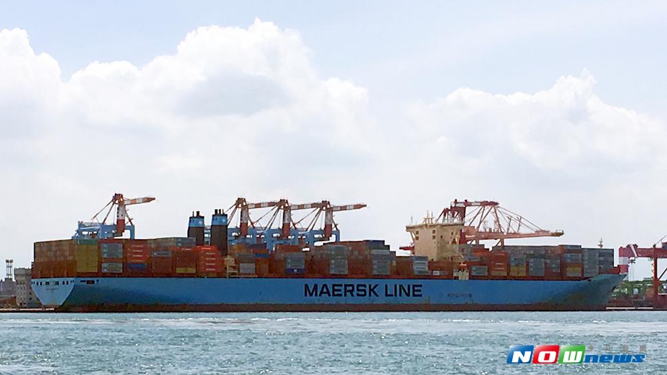 高雄港破紀錄成功停靠這艘超級貨櫃輪，總噸位19.4萬多噸。（圖／記者宋德威攝 , 2017.07.09）