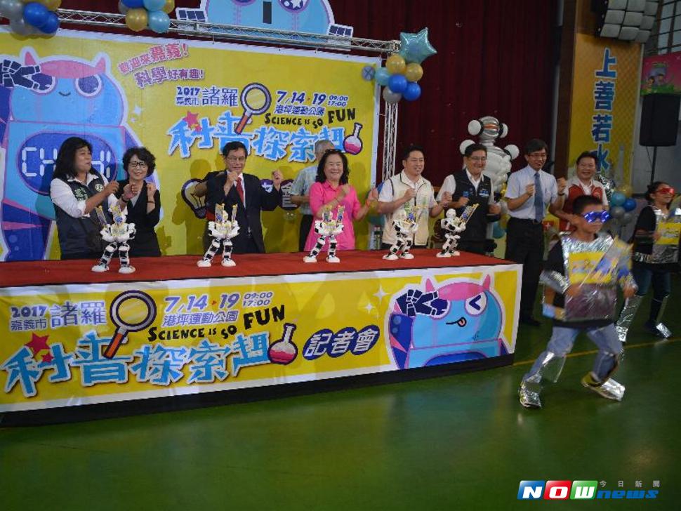 圖說：「Alpha 1」機器人與來賓大跳騎馬舞，為科普饗宴揭開序幕。（圖／記者郭政隆攝影2017.7.10）