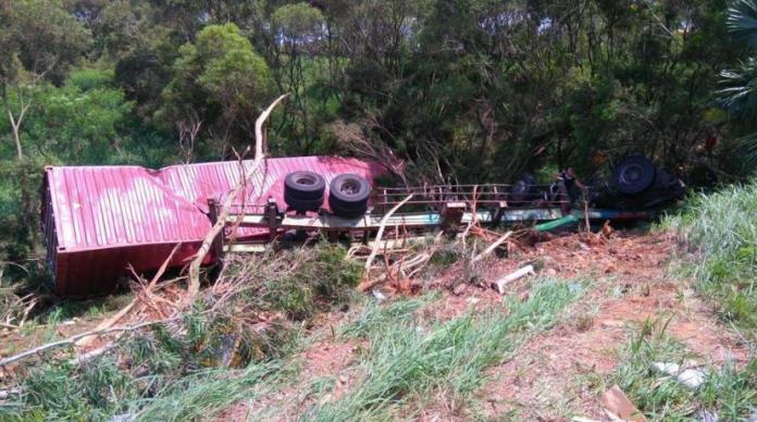 國三龍井南下匝道貨櫃車翻覆　駕駛遭重壓身亡
