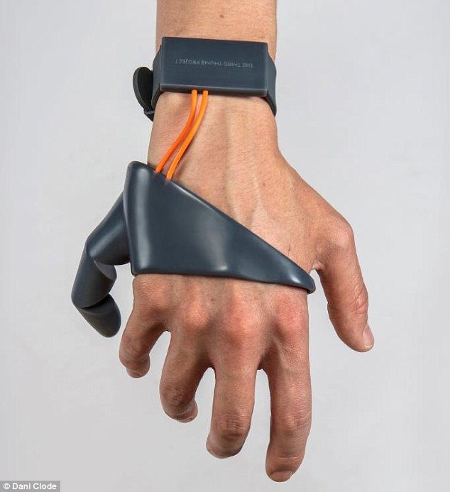 ▲「第三隻大拇指」不管有無殘障都可以配戴。（圖／翻攝自《每日郵報》）