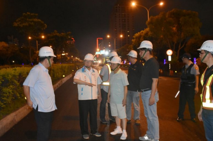 新竹縣長邱鏡淳\\(左二\\)視察體育館周邊路面修整工程。（圖／新竹縣政府提供 , 2017.07.10）