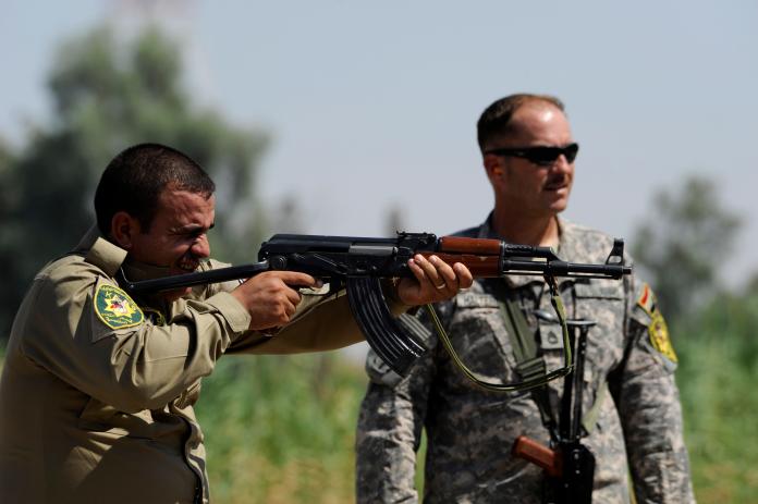 2014年6月摩蘇爾城內接受美國數十億美元軍援與訓練的伊拉克數萬名軍警面對伊斯蘭國戰士卻不願接戰，大多選擇棄械而逃，導致摩蘇爾城淪陷。（圖／美國陸軍 ）