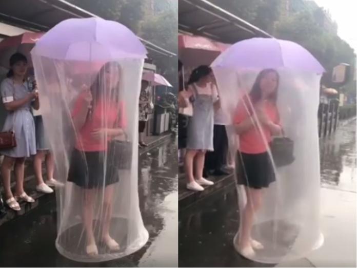▲才女撐這把傘全方位防雨，網虧：像用過的保險套。（圖／翻攝自臉書）