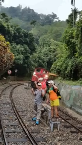 ▲3人組站在鐵軌旁拍照。（圖／翻攝自臉書社團「台鐵家族」）