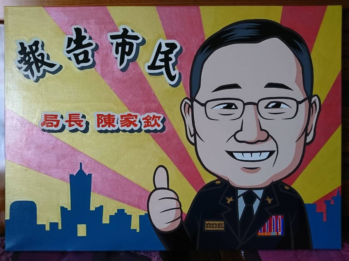 員警黃騰緯是高雄市警界新畫家，並設計警察局陳家欽局長壓克力彩放在社區治安會議與市民見面，警政宣導不再是刻板印象的政令宣導。（圖／高市警局提供 , 2017.07.10）