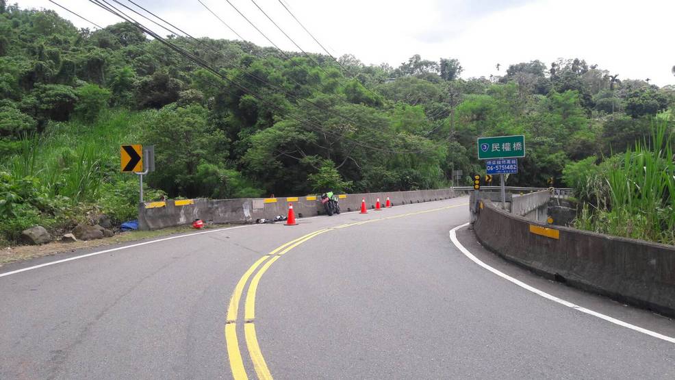 嘉義縣往台南曾文水庫地區台三線民權橋發生重機過彎失控騎士送醫不治。(圖:中埔警分局提供)