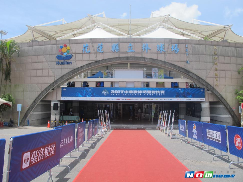 花蓮球場正門。（圖／張育嘉攝）