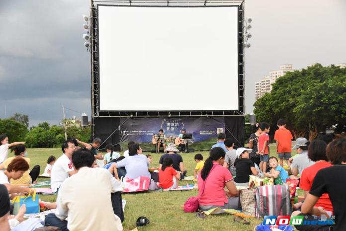 竹市府舉辦青草地影展提供42場免費電影，民眾享受野餐配電影的減碳生活。（圖／記者陳志偉攝，2017.07.09）
